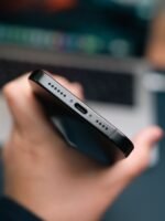 iPhone 16 Pro Max – 1TB Black Titanium (Apple Official Replacement, 🔋100%) - Image 5